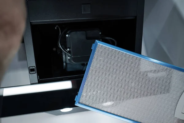 Aspiratör, modern bir mutfakta çıkarıcı kaputun filtresi, sağlıklı havalandırma, kokusuz mutfak.