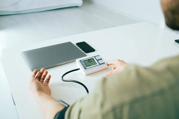 Blood Pressure Monitor Digital Sphygmomanometer Computer Standing Table Young Man — Stockfoto