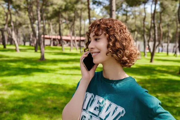 Приваблива Руда Молода Жінка Розмовляє Хлопцем Телефону Посмішками Щаслива Жінка — стокове фото