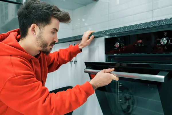 Kırmızı kapüşonlu yakışıklı fırına bakıyor..