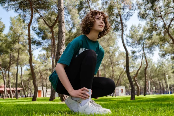 Redhead Female Athlete Runner Wearing Green Tee Black Yoga Pants — Φωτογραφία Αρχείου