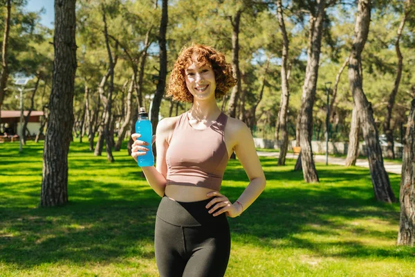 Redhead Beautiful Woman Posing Power Drink While Stands City Park — Φωτογραφία Αρχείου