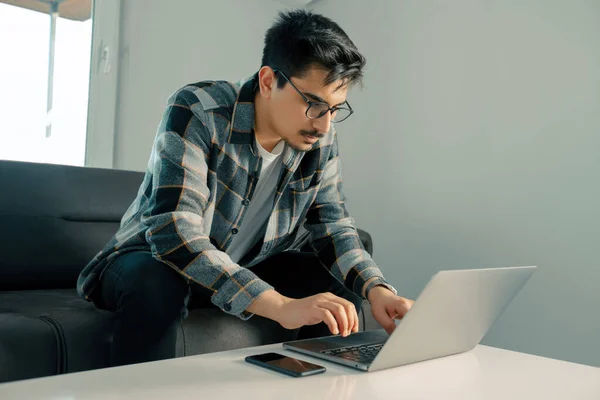 Молодий Чоловік Сорочці Сидячи Дивані Вдома Працює Ноутбуці Онлайн Використовуючи — стокове фото