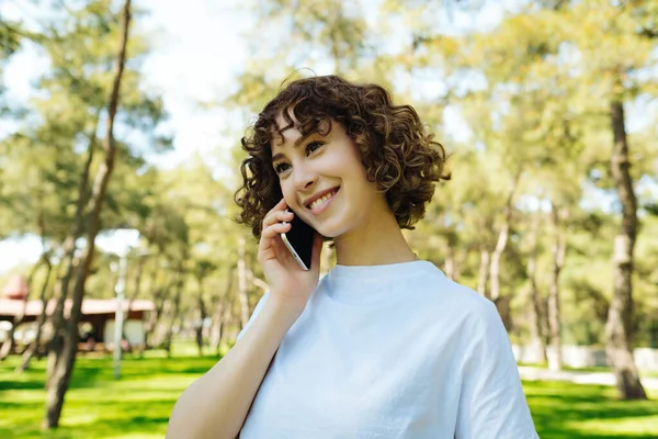 Talking Phone Cheerful Pretty Young Redhead Woman Talking Phone Look — Foto Stock