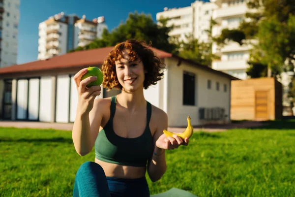Young Redhead Sportive Woman Wearing Green Sports Bra Blue Yoga — Φωτογραφία Αρχείου