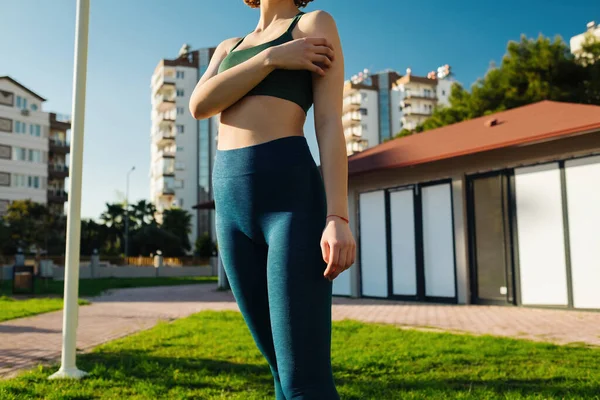 Menina Ruiva Ajuste Atraente Vestindo Sutiã Verde Posando Parque Desporto — Fotografia de Stock