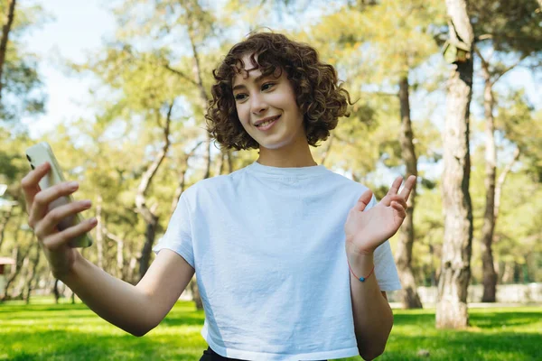 Donna Rossa Che Indossa Maglietta Bianca Utilizzando Smartphone Videochiamata Online — Foto Stock