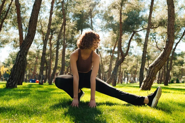 Mladý Fitness Zrzka Žena Sobě Sportovní Podprsenka Černošky Legging Běžec — Stock fotografie