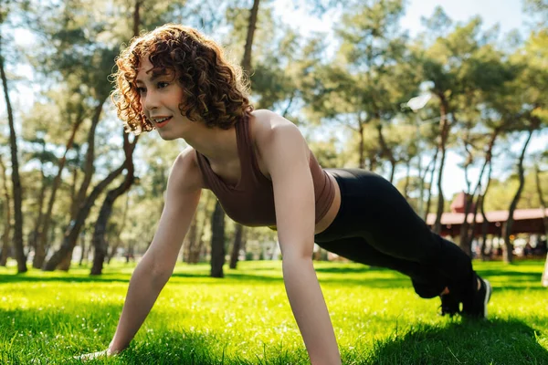 Mulher Esportiva Ruiva Atraente Vestindo Roupas Esportivas Fazendo Exercício Push — Fotografia de Stock