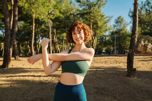 Felice Donna Rossa Sportiva Che Indossa Reggiseno Sportivo Pantaloni Blu — Foto Stock