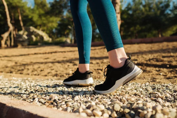 Νεαρή Γυναίκα Που Φοράει Μπλε Παντελόνι Και Μαύρα Παπούτσια Περπατώντας — Φωτογραφία Αρχείου