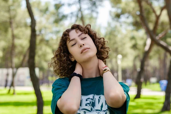 Hermosa Pelirroja Vistiendo Camiseta Verde Pie Parque Ciudad Aire Libre — Foto de Stock