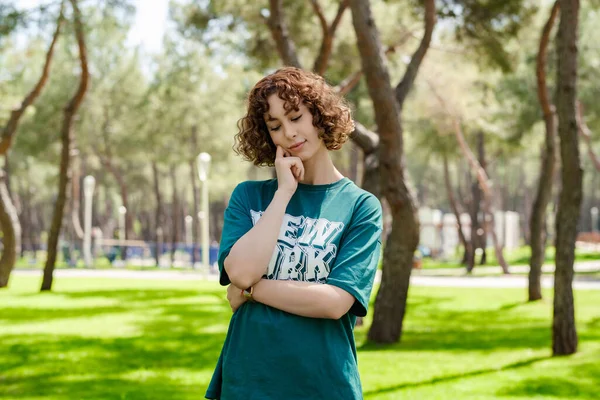Mulher Ruiva Jovem Vestindo Camiseta Verde Parque Cidade Livre Tocando — Fotografia de Stock