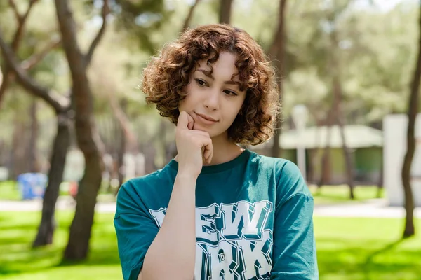 Ruiva Mulher Séria Vestindo Camiseta Verde Parque Cidade Livre Tocando — Fotografia de Stock