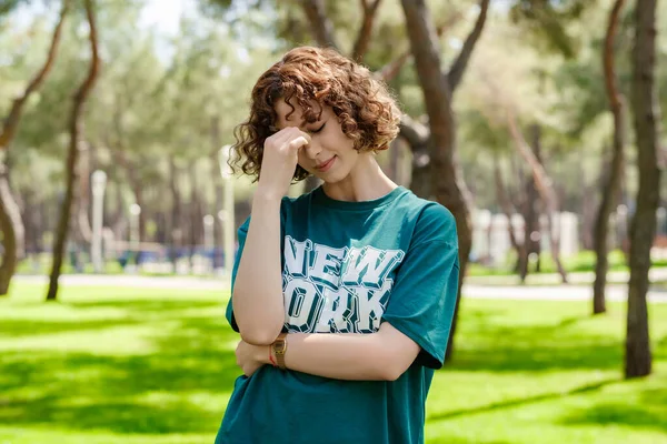 Jovem Ruiva Vestindo Camiseta Verde Casual Esfregando Nariz Olhos Sentindo — Fotografia de Stock