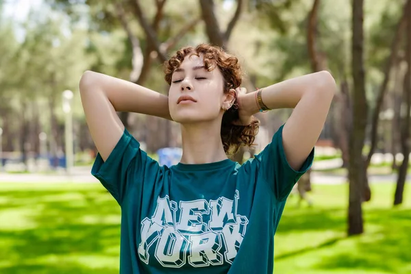 Mujer Pelirroja Joven Con Camiseta Verde Pie Parque Ciudad Aire — Foto de Stock