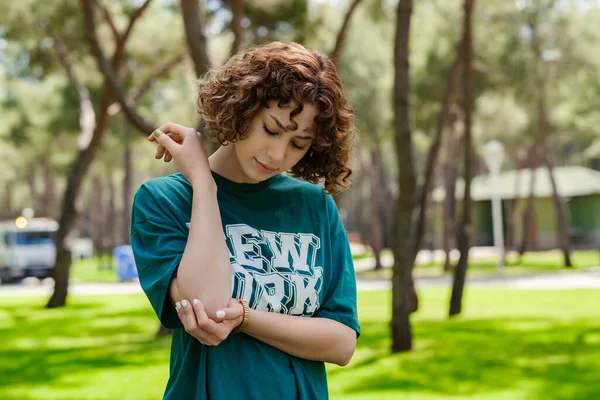 Mulher Ruiva Jovem Vestindo Camiseta Verde Que Sofre Reumatismo Articular — Fotografia de Stock