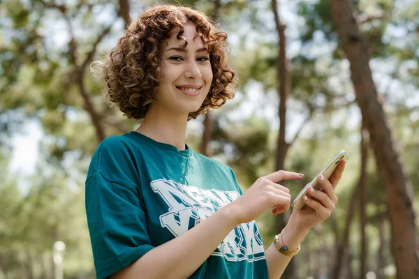 Felice Giovane Rossa Donna Piedi Sul Parco Della Città All — Foto Stock