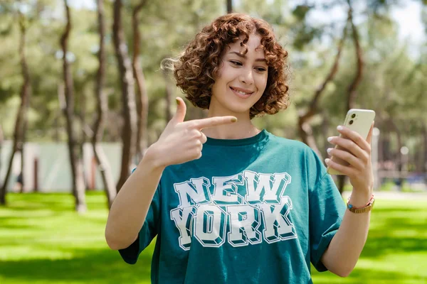 Giovane Rossa Donna Felice Indossando Shirt Verde Piedi Sul Parco — Foto Stock