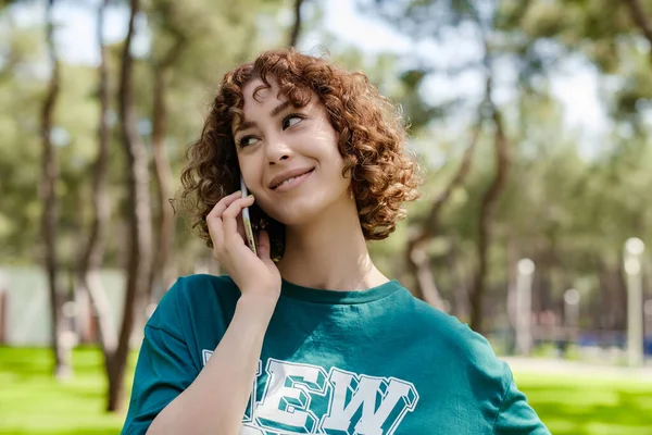 Giovane Rossa Vestita Con Shirt Verde Piedi Sul Parco Cittadino — Foto Stock