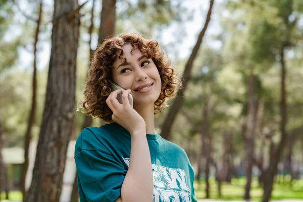 Vista Lateral Jovem Mulher Vestindo Camiseta Verde Parque Cidade Livre — Fotografia de Stock