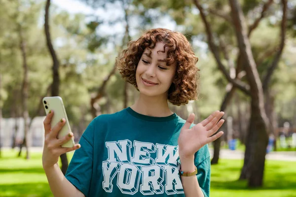 Giovane Donna Rossa Con Shirt Verde Che Tiene Telefono Guardando — Foto Stock