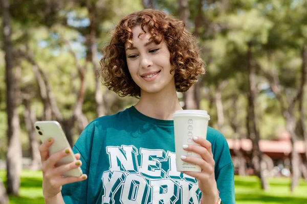 Jeune Femme Rousse Joyeuse Portant Shirt Vert Debout Sur Parc — Photo