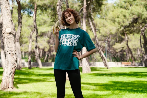 Ευτυχισμένος Νεαρή Κοκκινομάλλα Γυναίκα Φορώντας Πράσινο Shirt Στέκεται Στο Πάρκο — Φωτογραφία Αρχείου
