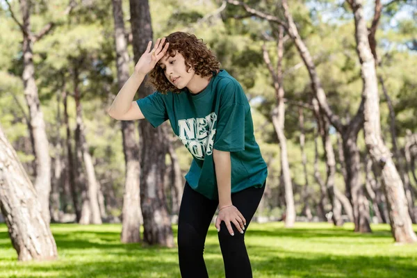 Νεαρή Κοκκινομάλλα Γυναίκα Φοράει Πράσινο Μπλουζάκι Στέκεται Στο Πάρκο Της — Φωτογραφία Αρχείου