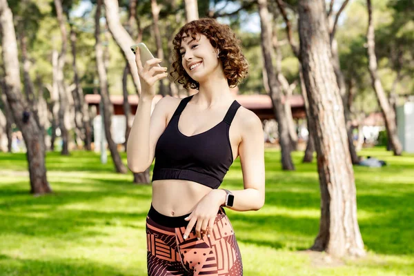 Donna Rossa Felice Indossa Tee Verde Piedi Sul Parco Della — Foto Stock