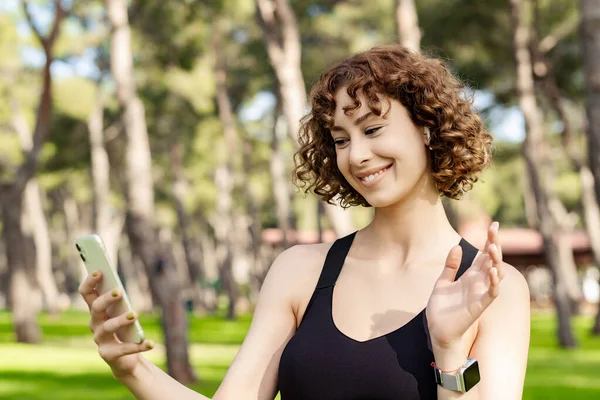 Allegro Rossa Donna Indossa Verde Shirt Piedi Sul Parco Della — Foto Stock