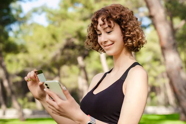 Carino Donna Caucasica Con Indosso Verde Shirt Piedi Sul Parco — Foto Stock