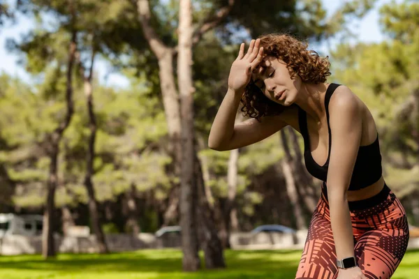 Mladá Běloška Černé Sportovní Podprsence Stojící Městském Parku Venku Běhání — Stock fotografie