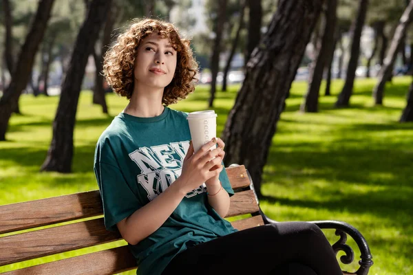 Bella Donna Rossa Che Indossa Abiti Sportivi Piedi Sul Parco — Foto Stock