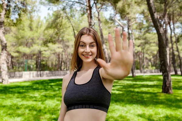 Bruna Donna Sportiva Che Indossa Reggiseno Sportivo Nero Piedi Sul — Foto Stock