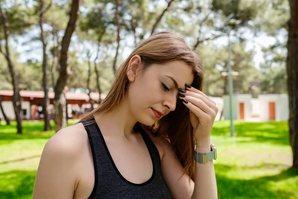 Mulher Branca Jovem Vestindo Sutiã Esportivo Preto Parque Cidade Livre — Fotografia de Stock