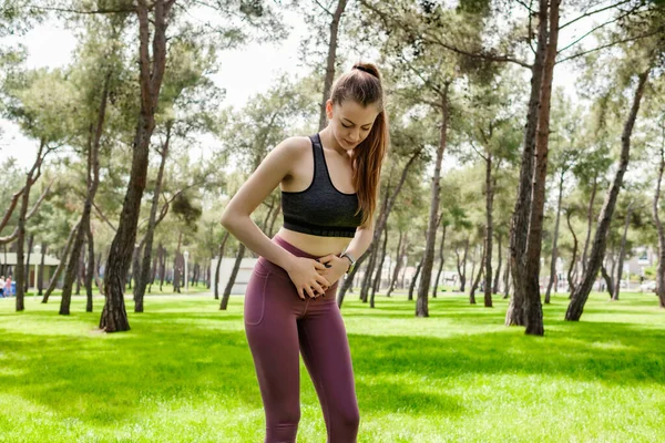 Junge Schöne Frau Sportlicher Kleidung Stadtpark Draußen Mit Der Hand — Stockfoto