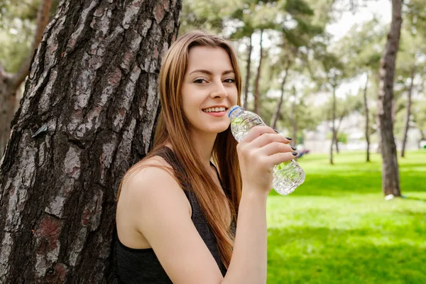 Mujer Morena Feliz Con Sujetador Deportivo Negro Pie Parque Ciudad —  Fotos de Stock