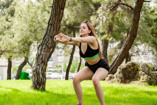 Menina Morena Jovem Sorrindo Feliz Vestindo Roupas Esportivas Parque Cidade — Fotografia de Stock