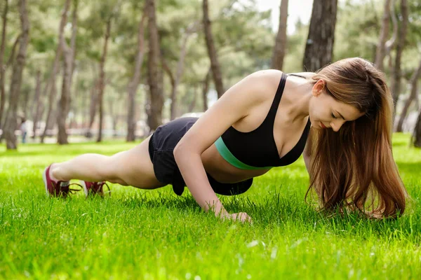 Brunett Sportig Kvinna Bär Svart Sport Behå Stående Stadsparken Utomhus — Stockfoto