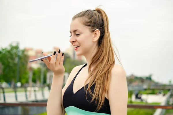 Giovane Ragazza Bruna Sorridente Felice Indossa Vestiti Sportivi Sul Parco — Foto Stock