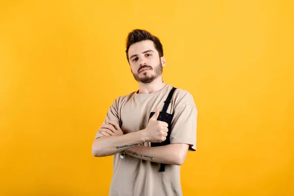 Bonito Homem Caucasiano Vestindo Camiseta Bege Posando Isolado Sobre Braços — Fotografia de Stock