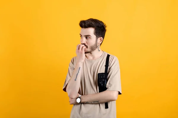 Bonito Homem Caucasiano Vestindo Camiseta Bege Posando Isolado Sobre Fundo — Fotografia de Stock