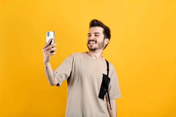 Jovem Vestindo Camiseta Bege Posando Isolado Sobre Fundo Amarelo Fazendo — Fotografia de Stock