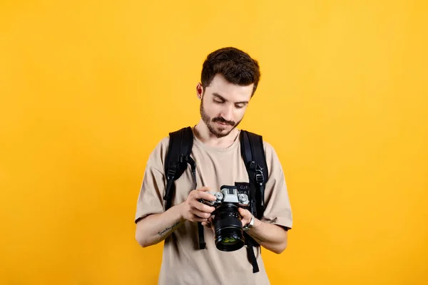 Νεαρός Άνδρας Μπεζ Shirt Που Ποζάρει Απομονωμένος Πάνω Από Κίτρινο — Φωτογραφία Αρχείου