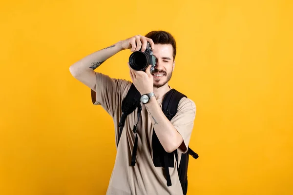 Νεαρός Άνδρας Χαμογελαστός Αυτοπεποίθηση Φορώντας Μπεζ Μπλουζάκι Που Ποζάρει Απομονωμένος — Φωτογραφία Αρχείου