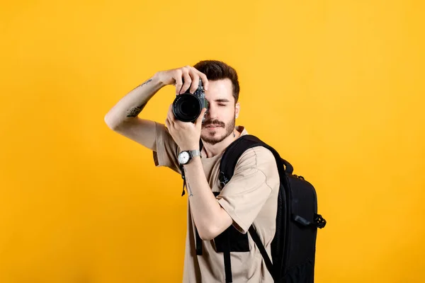 Καυκάσιος Νεαρός Άνδρας Μπλουζάκι Που Ποζάρει Απομονωμένος Κίτρινο Φόντο Τραβώντας — Φωτογραφία Αρχείου