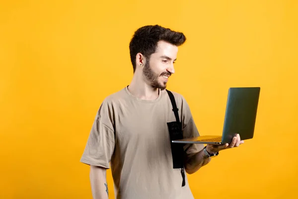 Hombre Joven Caucásico Con Camiseta Posando Aislado Sobre Fondo Amarillo — Foto de Stock