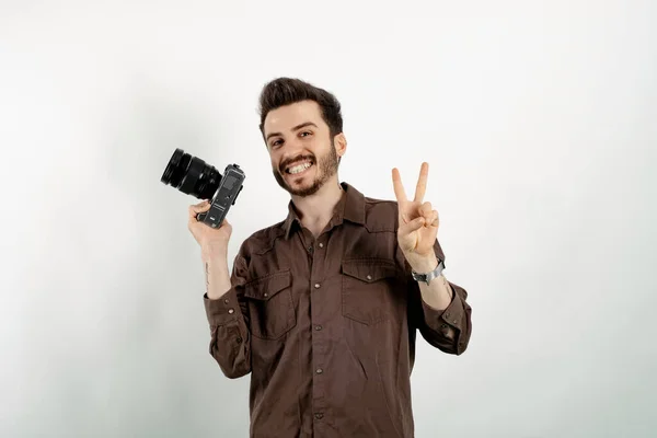 Junger Mann Lächelt Selbstbewusst Lässiger Kleidung Posiert Isoliert Vor Weißem — Stockfoto
