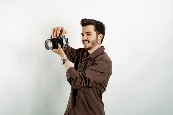 Feliz Hombre Casual Con Ropa Casual Posando Aislado Sobre Fondo — Foto de Stock